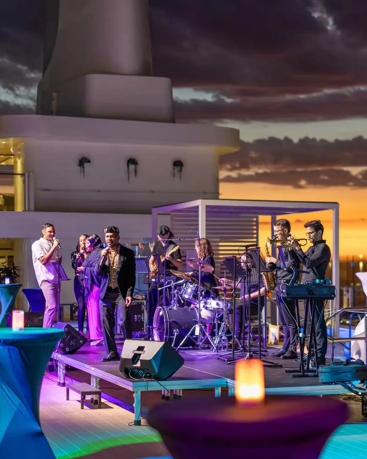 Entretenimiento nocturno en crucero