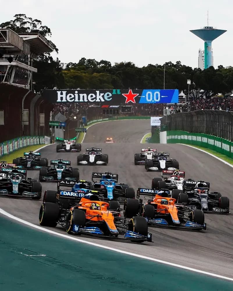 Auto de Formula 1 en pista
